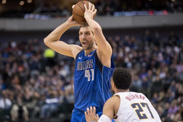 淚目??TNT結(jié)束與NBA36年合作 為全體員工頒發(fā)戒指&合影留念