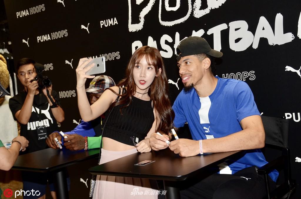 淚目??TNT結(jié)束與NBA36年合作 為全體員工頒發(fā)戒指&合影留念