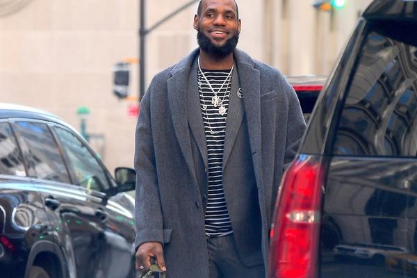 淚目??TNT結(jié)束與NBA36年合作 為全體員工頒發(fā)戒指&合影留念