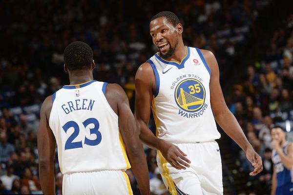 淚目??TNT結(jié)束與NBA36年合作 為全體員工頒發(fā)戒指&合影留念