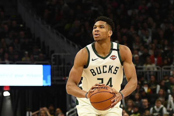 淚目??TNT結(jié)束與NBA36年合作 為全體員工頒發(fā)戒指&合影留念